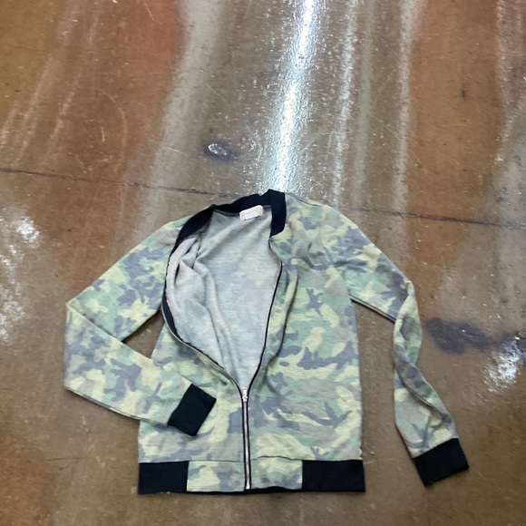 Enough about me brand sSZ WMNS XS green Camo zip up jacket with fleece inside. - Picture 3 of 4